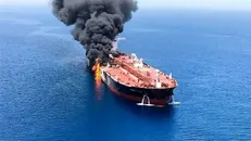 سازمان عملیات تجارت دریایی انگلیس: یک نفت‌کش دو روز پیش، مورد اصابت یک پرتابه ناشناس قرار گرفت.