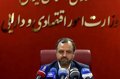 مراحل واردات خودرو زمان&zwnj;بر است/ ۸ هزار و ۲۲۰ خودروی وارداتی به دست مردم رسید