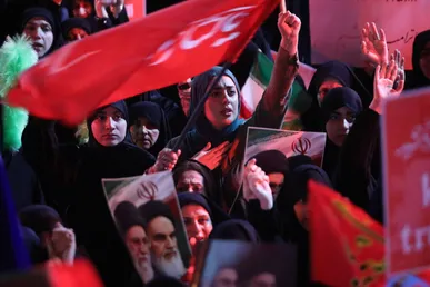 قرار ۱۳۹ مردم رشت در میدان حماسه / ملت ایران با استغاثه به امام زمان(عج) همچنان در میدان حاضر است+فیلم