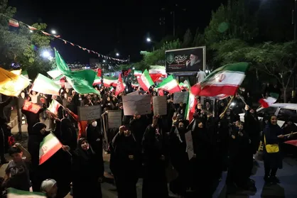 رقص پرچم&zwnj;های ایران در دل کویر ادامه دارد / صد و بیست و چهارمین حضور پرشور مردم سمنان در سنگر خیابان+ فیلم