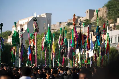 سیل عاشقان حسینی در میناب؛ آئین ۴۰۰ ساله علم&zwnj;گردانی، جلوه&zwnj;گاه وحدت و شور مذهبی جنوب