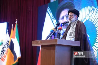 سید ابراهیم رئیسی تولیت آستان قدس رضوی در حال سخنرانی در اختتامیه ششمین کنفرانس بین المللی افق نو