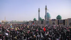 بیعت باشکوه مردم قم با رهبری جدید در مسجد جمکران+فیلم