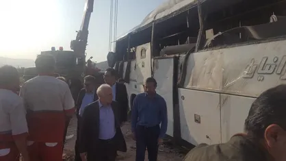واژگونی مرگبار اتوبوس در جاده اصفهان - شیراز / ۵ نفر کشته شدند+ عکس
