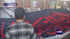 اهتزاز پرچم بزرگ یا ام البنین (س) در فرودگاه امام خمینی پیش از ورود کاروان پرافتخار پارالمپیک