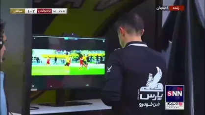 امید عالیشاه پس از بازبینی VAR اخراج شد