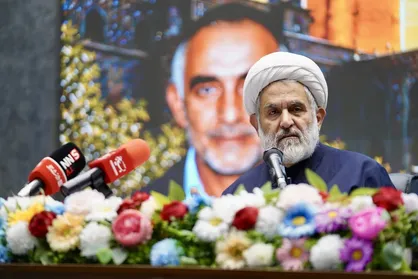 حجت الاسلام طائب: بازار، تولید و تجارت لانچرهای اقتصادی ایران در برابر دشمن هستند