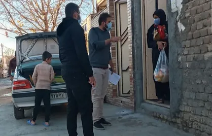 توزیع بسته&zwnj;هاى مواد غذایى و بهداشتى بین نیازمندان توسط جهادگران خرم&zwnj;آبادی