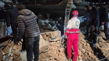 حضور&zwnj; امدادگران هلال احمر استان کرمانشاه در انتقال مصدومین حمله&zwnj;ی دشمن صهیونی آمریکایی در شهر کرمانشاه + عکس