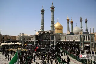 مردم شهر مقدس قم از نقاط مختلف شهر با برپایی دسته‌جات عزاداری به مناسبت روز تاسوعای حسینی به سمت حرم مطهر بانوی کرامت حرکت کرده به عزاداری و سوگواری می‌پردازند. 