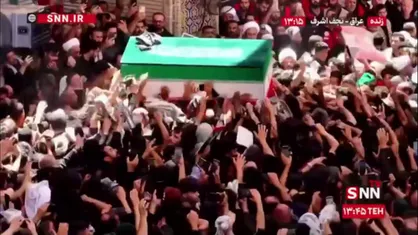 متبرک کردن پارچه و چفیه با تابوت پیکر مطهر رهبر شهید در حرم امیرالمومنین (ع)