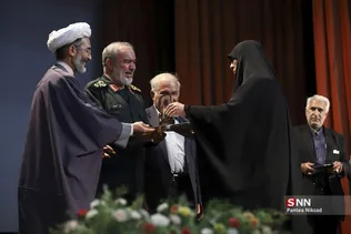 تجلیل از خانواده شهدای دانشجو