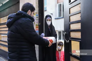 با آماده شدن کلاه و شال گردن ها، داوطلبان با گروه جهادی تماس گرفته و اعضای گروه برای تحویل به درب منازل داوطلبان می روند./ آقای غلامی در حال تحویل دو دست شال و کلاه بافته شده از خانم حق پناه ساکن در میدان خراسان تهران است.