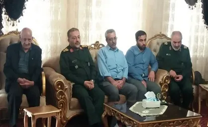 سردار غلامرضا سلیمانی با خانواده شهید نظری دیدار کرد