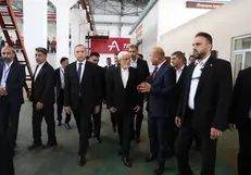 بازدید عارف از یک کارخانه در دوشنبه