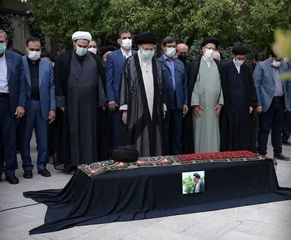 اقامه نماز بر پیکر حجت&zwnj;الاسلام سیدمحمود دعائی توسط رهبر انقلاب