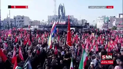 چشم انتظاری مردم برای پیکر رهبر شهید در میدان انقلاب