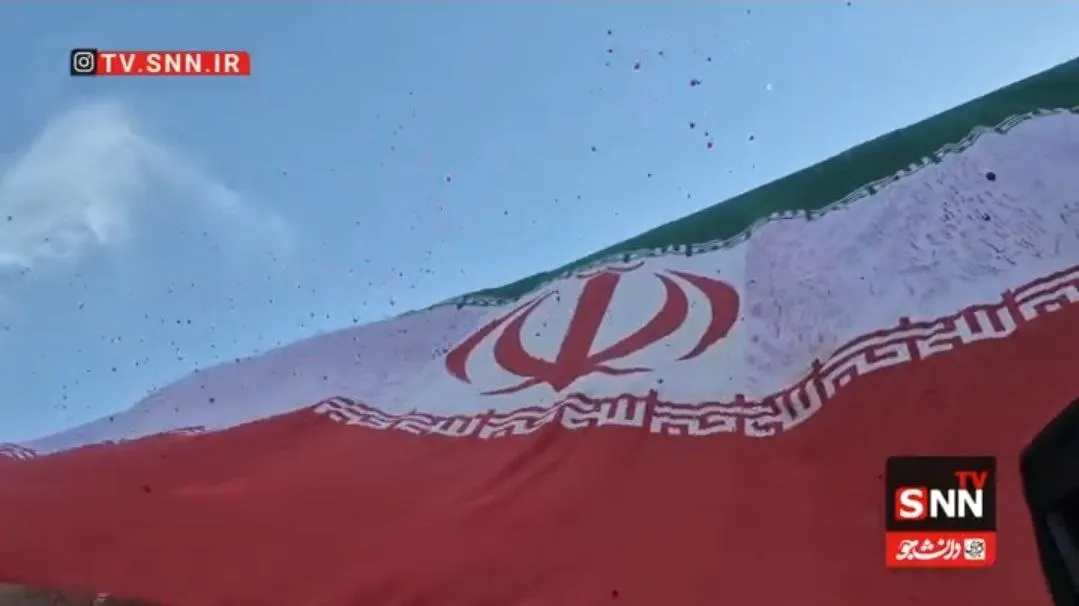 گلباران سردر دانشگاه صنعتی شریف همزمان با اهتزاز پرچم ایران + فیلم