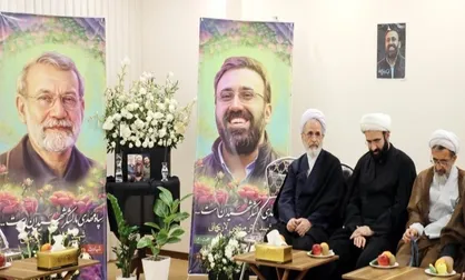 حضور و دیدار آیت&zwnj;الله اعرافی با خانواده شهیدان لاریجانی