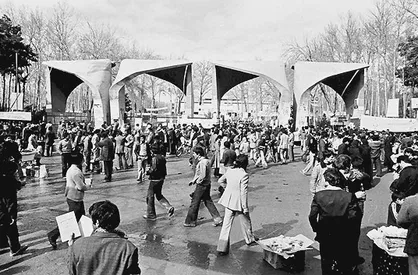 فیلم&zwnj;های دیده نشده از حال و هوای دانشگاه تهران و خیابان&zwnj;های اطراف در بهمن ماه سال ۵۷