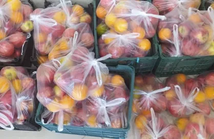 جهادگران شوشتری اقدام به توزیع بسته&zwnj;های میوه بین نیازمندان این شهرستان کردند