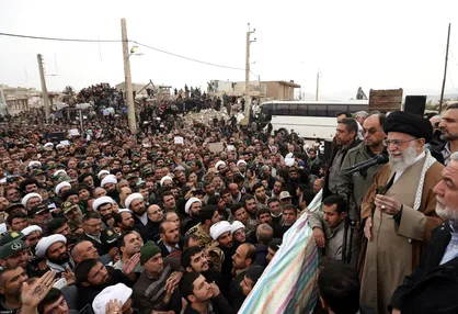 نگاهی متفاوت به سفر رهبر انقلاب به مناطق زلزله زده