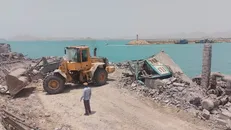 آواربرداری تاسیسات آسیب دیده آب شیرین کن غرب جاسک به پایان رسید/ عملیات فونداسیون و بازسازی آغاز شد+ عکس