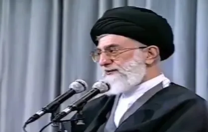 انتشار برای نخستین بار؛ لحظاتی از دومین حضور شهید آیت&zwnj;الله سید علی خامنه&zwnj;ای، در سازمان صداوسیما در زمان ریاست شهید دکتر علی لاریجانی در تاریخ ۱۳۸۳/۰۲/۲۸