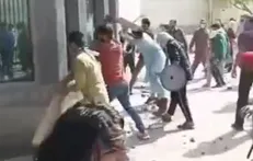 تظاهرات علیه حمله آمریکا به ایران در کراچی پاکستان؛ یورش معترضان به سرکنسولگری آمریکا