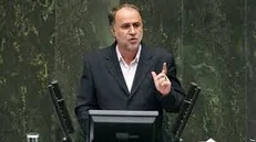 کمر مردم خُرد شده ما مشغول بررسی لوایح بیخود هستیم!/ صدبار در مجلس به نظام توهین شده اما لاریجانی یک بار هم دفاع نکرده