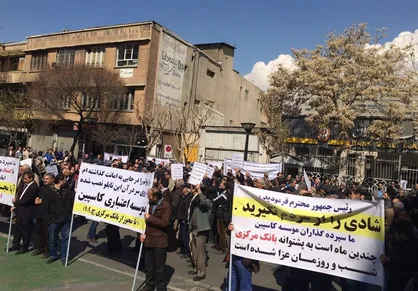 فیلم/  دانشجویان دانشگاه تهران به سراغ تحصن کنندگان مال &zwnj;باخته و سپرده&zwnj;گذاران کاسپین رفته&zwnj;اند