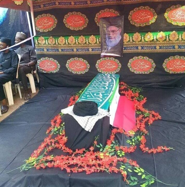 ببینید| تشییع نمادین پیکر رهبر شهید انقلاب اسلامی در نیجریه ببینید| تشییع نمادین پیکر رهبر شهید انقلاب اسلامی در نیجریه