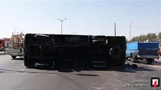 مصدمیت ۵ نفر در پی واژگونی مینی بوس در بزرگراه آزادگان +عکس