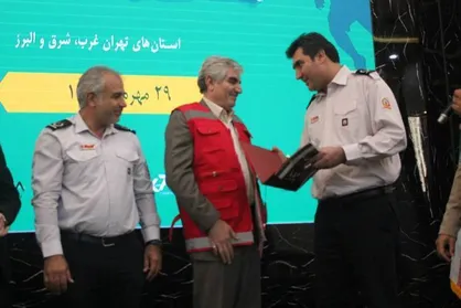 لباس آتش&zwnj;نشان افتخاری بر تن رئیس دانشگاه جامع علمی&zwnj;کاربردی