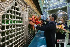 آئین گل آرایی ضریح مطهر بانوی کرامت در آستانه ولادت حضرت فاطمه معصومه سلام‌الله‌علیها + فیلم