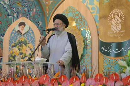 رئیسی: پیام شهدای مدافع حرم برای مسئولان، حفظ عزت در برابر دشمنان است