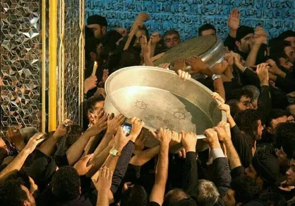 &laquo;طشت&zwnj;گذاری&raquo; اردبیل؛ نماد بیعت با سقای کربلا/ دانشگاه محقق نیز به استقبال محرم رفت