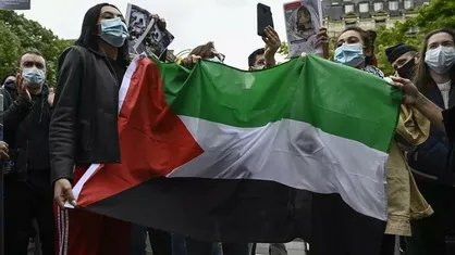تجمع ده&zwnj;ها تن از شهروندان پاریس در حمایت از حقوق مردم غزه