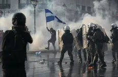 خشونت پلیس یونان با مخالفان واکسیناسیون اجباری
