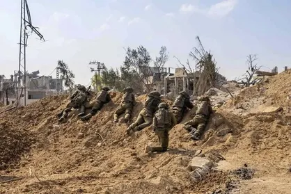 رفتار غیر اخلاقی نظامیان صهیونیست در غارت اموال منازل فلسطینی