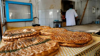 پخت ۱۷۰۰ قرص نان نذری در قائنات برای زائران حسینی
