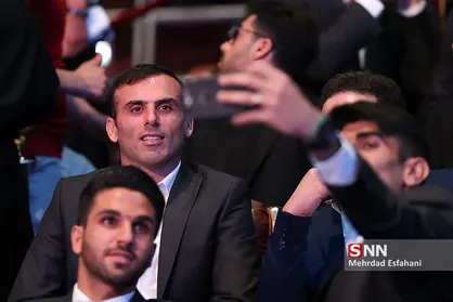 سید جلال حسینی جایزه بهترین مدافع لیگ را به خانواده شهدا تقدیم کرد