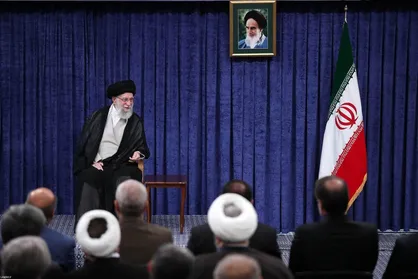رهبر انقلاب: ملت با جهت&zwnj;گیری&zwnj;های گوناگون سیاسی و وزن متفاوت مذهبی پای ایران عزیز ایستاد/ ایران نه تنها از آمریکا نمی&zwnj;ترسد بلکه آن را می&zwnj;ترساند + فیلم