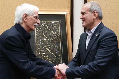 نمادی از پیوند دیرین؛ تابلوی خوشنویسی اقبال لاهوری به رئیس&zwnj;جمهوری ایران در سفر پاکستان اهدا شد