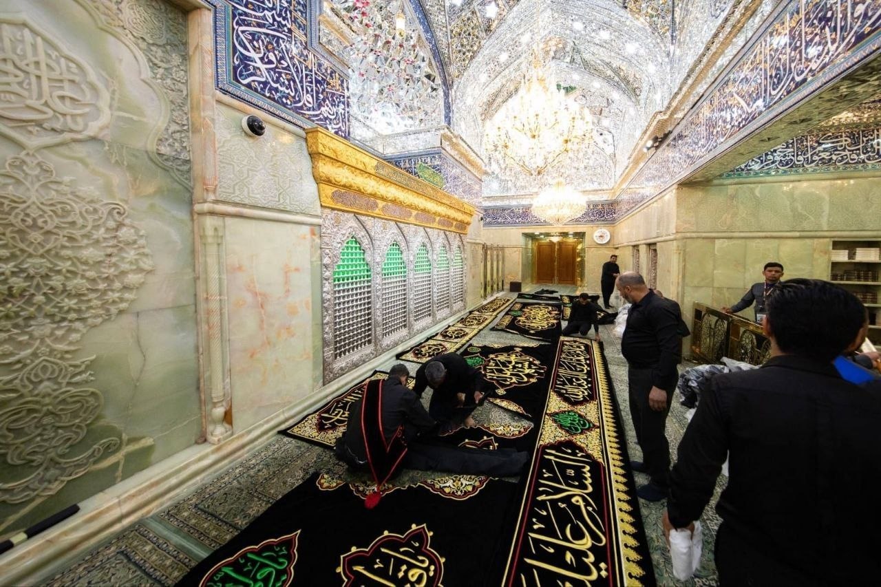 ضریح شش گوشه سیدالشهدا مشکی پوش شد ضریح شش گوشه سیدالشهدا مشکی پوش شد