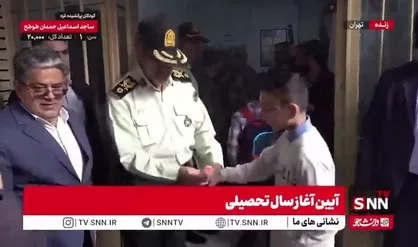 مراسم استقبال و اهدای گل توسط سردار محمدیان به دانش&zwnj;آموزان در آغاز سال تحصیلی