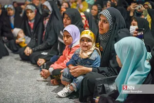 یک زوج شیرازی همزمان با فرارسیدن 22 اسفندماه، سالروز گرامیداشت مقام شهدا، آغاز زندگی مشترک خود را در جوار مزار شهدای گمنام گلزار شهدای این شهر جشن گرفتند.