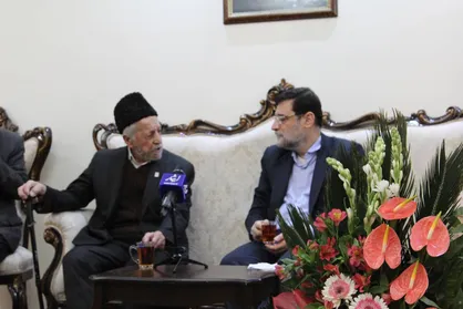 دیدار قاضی&zwnj;زاده هاشمی با پدر شهیدان &laquo;قربانی دستجردی&raquo; و شهیدان &laquo;حسینجانی&raquo;