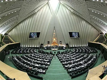 شعار &laquo;مرگ بر آمریکا&raquo; نمایندگان مجلس هنگام سخنان ضد آمریکایی روحانی