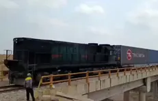 عبور قطار کانتینری از پل آق‌تکه آق‌قلا واقع در مسیر ریلی اینچه‌برون-تهران